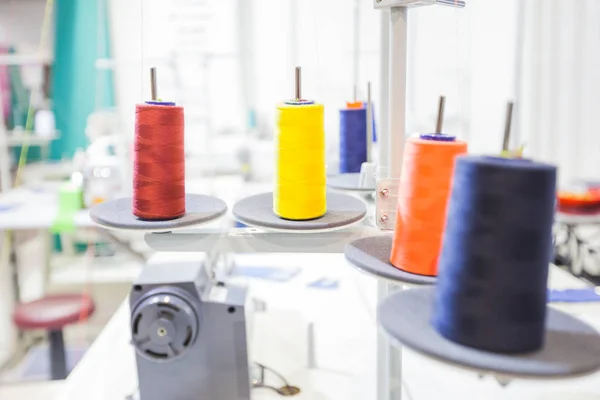 Tekstil Atölyesindeki Profesyonel Makinede Renkli Dikiş Iplikleri — Stok fotoğraf