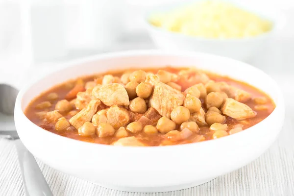 Guiso Tagine Pollo Garbanzo Tazón Blanco Con Cuscús Parte Posterior — Foto de Stock