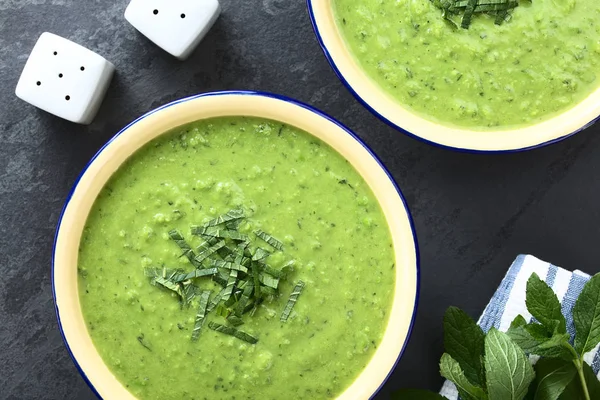 Creme Caseiro Fresco Ervilha Verde Sopa Hortelã Tigelas Decorado Com — Fotografia de Stock