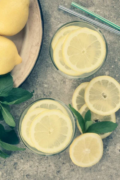 新鮮な自家製レモネードやレモン水のオーバーヘッドを撮影 選択的フォーカス 飲み物の上に焦点を当てる デジタル変更 トーン画像 — ストック写真