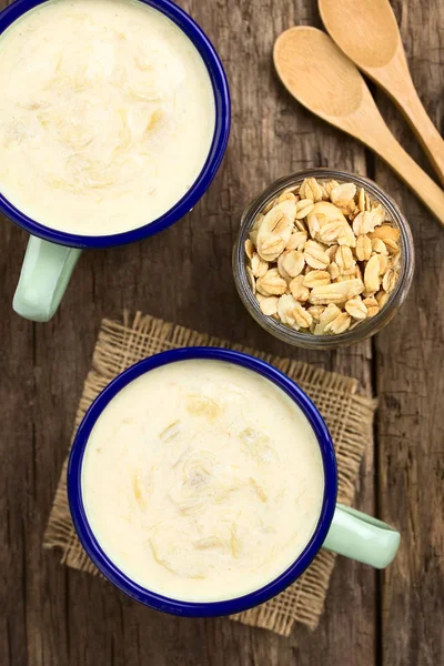 Verfrissende Rabarber Yoghurt Smoothie Emaille Kopjes Met Zelfgemaakte Havermout Amandelgranola — Stockfoto