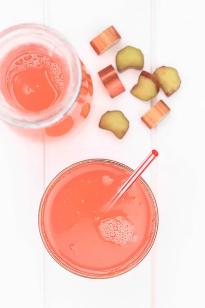 Succo Rinfrescante Rabarbaro Fatto Casa Fotografato Sopra Testa Legno Bianco — Foto Stock