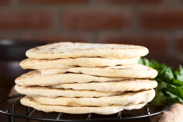 Σπιτικό Αφυδατωμένο Ινδικό Ψωμί Naan Τοποθετημένα Μια Στοίβα Επιλεκτική Εστίαση — Φωτογραφία Αρχείου