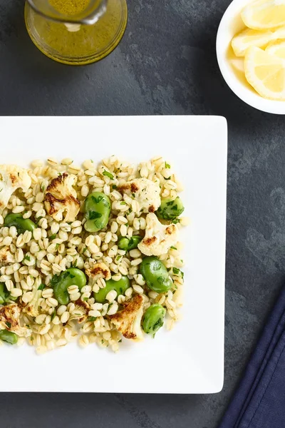 Fräsch Hemlagad Vegan Sallad Gjord Pärlgryn Bondbönor Rostad Blomkål Och — Stockfoto