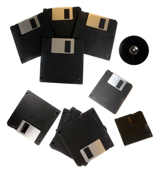 80年代と90年代のコンピュータの記憶装置に使われた古いフロッピー 白いスタジオの背景で — ストック写真