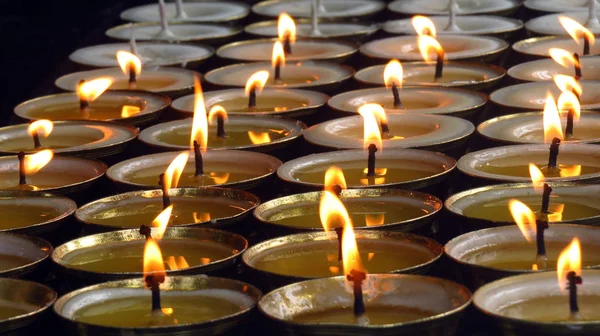 Mantequilla Santa Iluminada Dentro Templo Budista Para Las Oraciones Similar —  Fotos de Stock