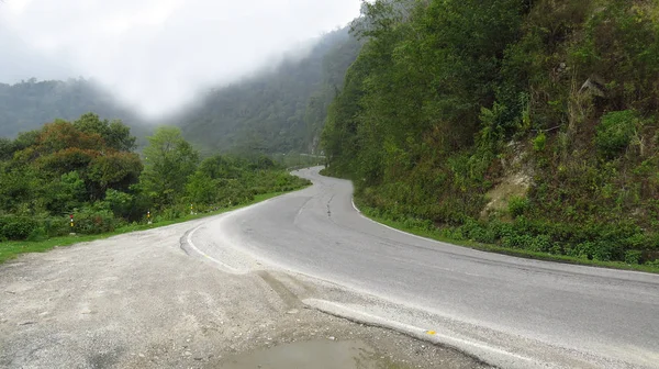 Piękna Zakręcona Autostrada Himalajach Bhutanu Opuszczającymi Chmurami — Zdjęcie stockowe