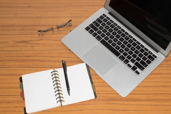 Schreibtisch Mit Offenem Notizblock Stift Brille Schön Auf Dem Bürotisch — Stockfoto