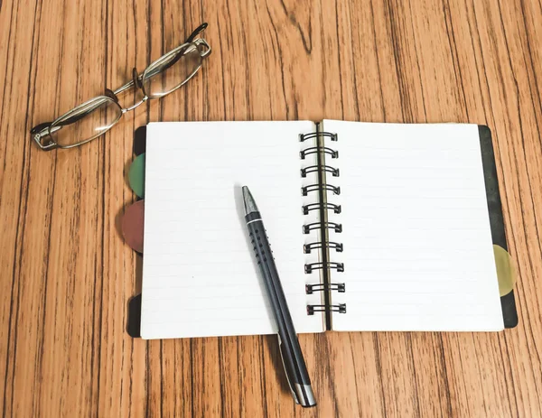 Schreibtisch Mit Offenem Notizbuch Mit Leeren Seiten Brille Und Stift — Stockfoto