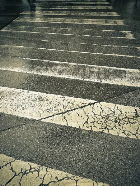 Paso Para Peatones Bajo Lluvia Con Una Brillante Reflexión — Foto de Stock