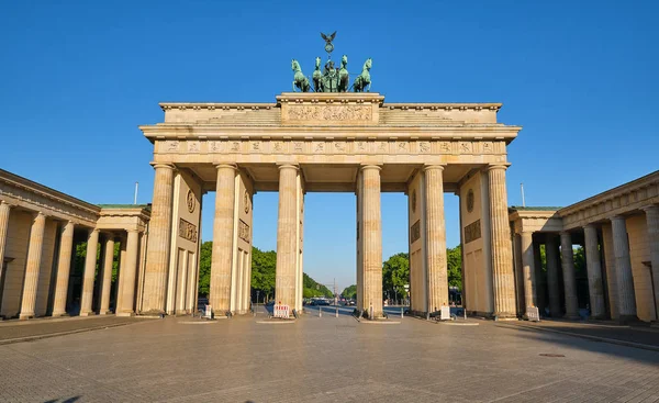 Famosa Puerta Brandeburgo Berlín Frente Cielo Azul Claro —  Fotos de Stock