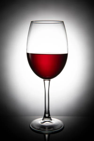 Beyaz Arka Planda Izole Edilmiş Bir Bardak Kırmızı Şarap — Stok fotoğraf