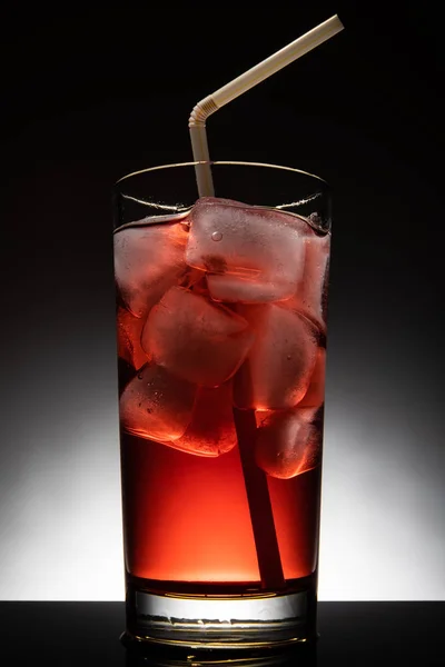 赤のカクテルと氷のキューブと隔離されたガラス — ストック写真
