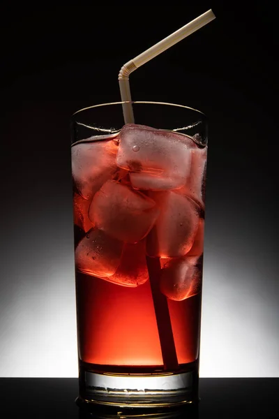 Vidrio Aislado Con Cóctel Rojo Cubitos Hielo — Foto de Stock