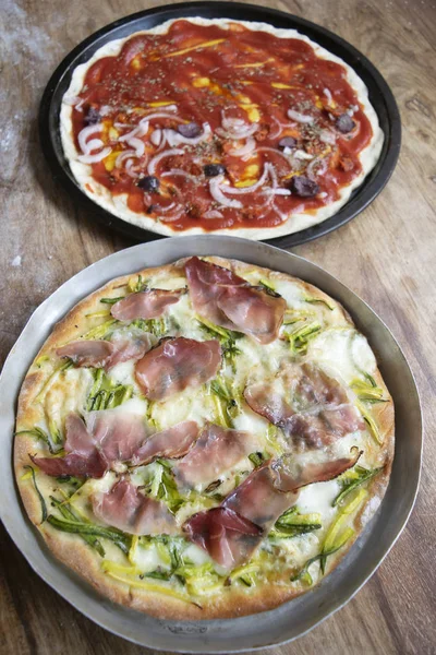 Hausgemachte Pizza Mit Zucchini Und Parmaschinken — Stockfoto