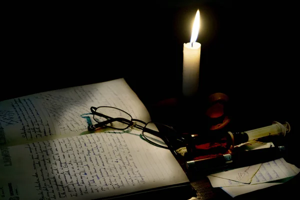 烛光手写的笔记和反射 — 图库照片