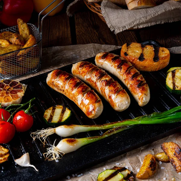 Délicieuse Saucisse Grillée Avec Divers Légumes Grillés — Photo