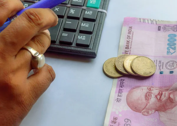 Mulher Verificando Conta Com Calculadora Segurando Uma Caneta Com Moedas — Fotografia de Stock