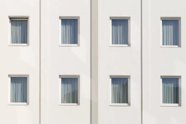 Окно Витрина Нарисованными Шторами Белом Однообразном Фасаде Дома Германия Европа — стоковое фото