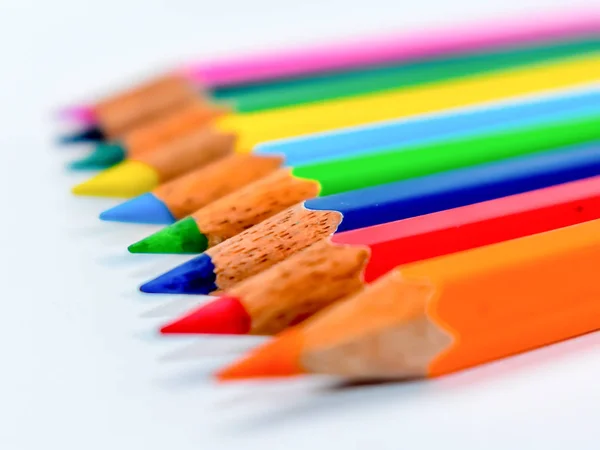 群衆の概念から立ち上がる 白の背景に虹色の配置で様々な色の鉛筆のクレヨンの束 フラットレイアウト 幾何学模様のアートデザイン 選択フォーカス ぼかし画像 — ストック写真