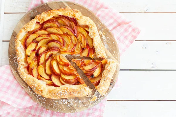 Hausgemachte Pfirsichtorte Mit Blätterteig — Stockfoto