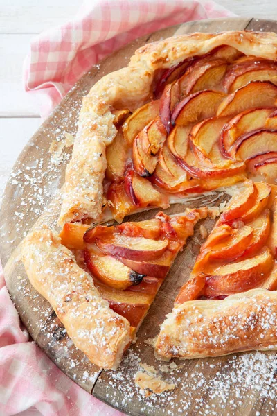 Hausgemachte Pfirsichtorte Mit Blätterteig — Stockfoto