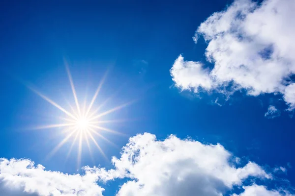 Καλοκαιρινό Φόντο Υπέροχο Γαλάζιο Ουρανό Λαμπερό Ήλιο Και Σύννεφα — Φωτογραφία Αρχείου