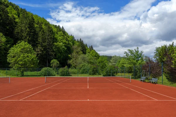 Pista Tenis Tirada Limpia Con Arena Roja Después Revisión Primavera — Foto de Stock