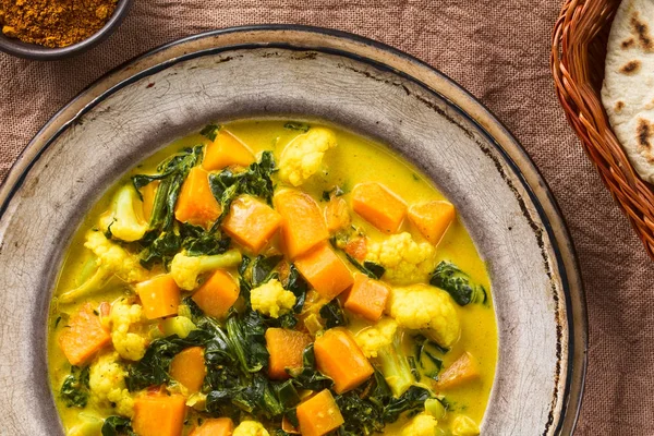 Homemade Indian Vegetarian Cauliflower Pumpkin Spinach Curry Soup Plate Fresh — Stock Photo, Image