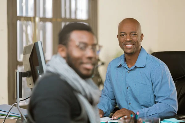 Leende Afroamerikansk Man Med Klient Eller Coleague — Stockfoto