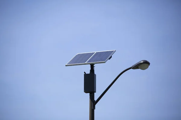 Zonnepaneel Bovenop Een Straatverlichting Rechtenvrije Stockfoto's