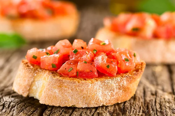 新鲜的自制番茄和罗勒面包意大利传统的反西班牙面 选择性焦点 关注第一个面包上的西红柿片 — 图库照片