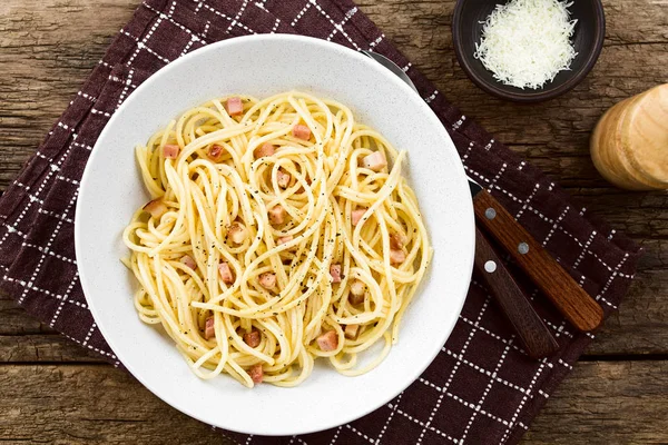 Традиційний Італійський Spaghetti Carbonara Подається Тарілці Розтертий Сир Перцевий Шліфувальник — стокове фото