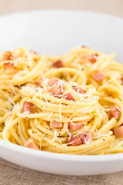 伝統的なイタリアのスパゲティカルボナーラは プレート上で提供 選択的フォーカス 皿の前に焦点を当てる — ストック写真