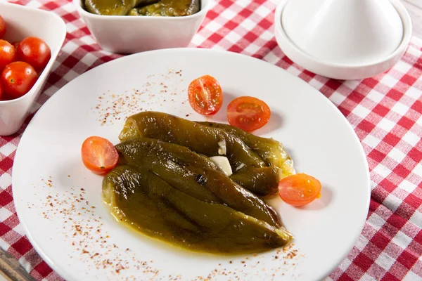 Une Assiette Poivrons Verts Marinés Huile Olive — Photo