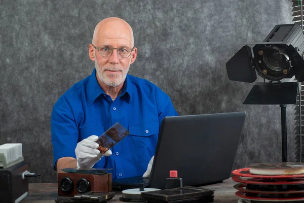 Tecnico Con Guanti Bianchi Digitalizzazione Vecchia Fotografia Lastra Vetro — Foto Stock