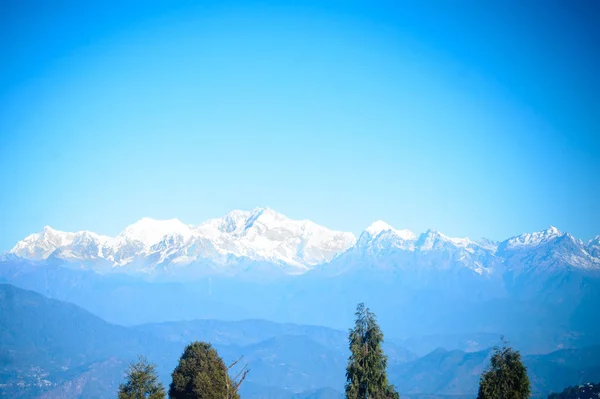 Kanchenjunga山脈とその上の昼光の美しい景色 バタシアループからの眺め澄んだ青い空と冬の天気のダージリン 人気のあるインドの旅行先のシーン — ストック写真