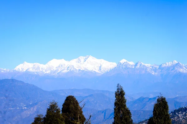 ゾングリ からのヒマラヤの景色 Kanchenjunga山脈 朝の日の出はピークを超えて落ち 晴れた日には晴れた日にスキーキムを通過します — ストック写真