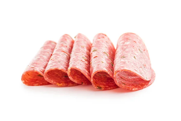 Salame Fatias Salsicha Defumadas Com Pimentas Especiarias Isoladas Fundo Branco — Fotografia de Stock