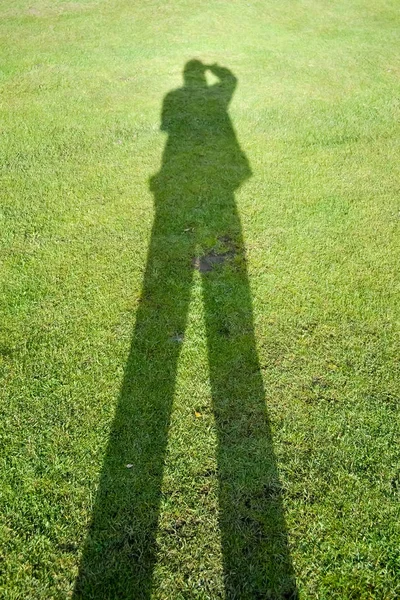 Тінь Людини Фоні Зеленої Трави Ілюструє Концепцію Фотографа — стокове фото