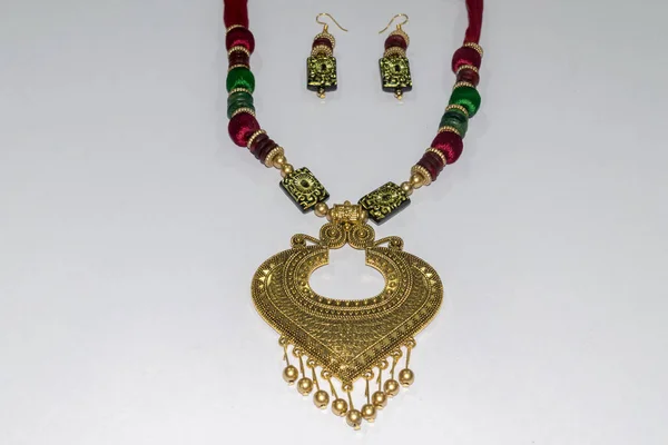 自制的印度人造设计师丝绸线头链或马昂提卡或经典手链与耳环收集 多色时尚珠宝或容易工艺品在孤立的白色背景 — 图库照片