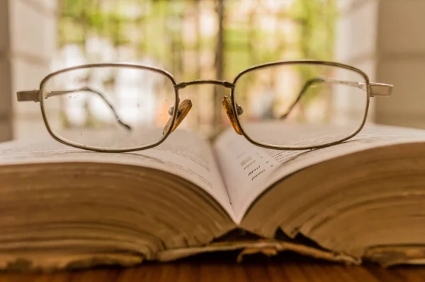 Libro Abierto Una Gafas Gafas Mesa Madera Una Cálida Mañana — Foto de Stock
