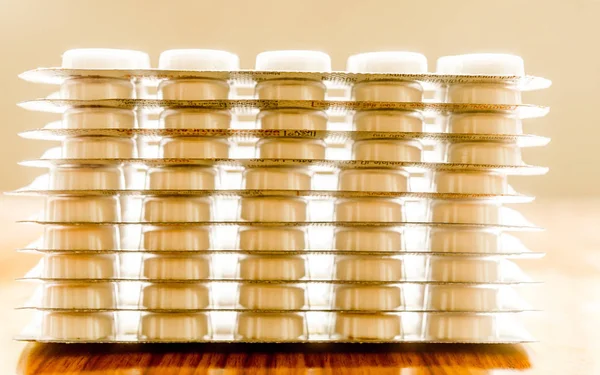 Σωρός Των Καψακίων Συσκευασμένο Κυψέλες Στρογγυλό Σχήμα Δισκίο Φάρμακο Αντιβιοτικά — Φωτογραφία Αρχείου