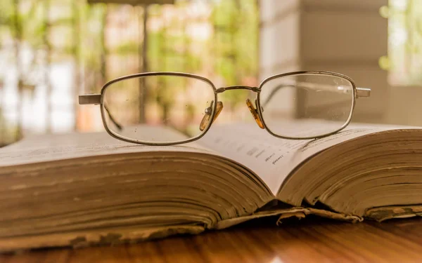 Libro Abierto Una Gafas Gafas Mesa Madera Una Cálida Mañana — Foto de Stock