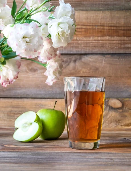 Szklanka Soku Jabłkowego Świeżymi Jabłkami Drewnianym Tle — Zdjęcie stockowe