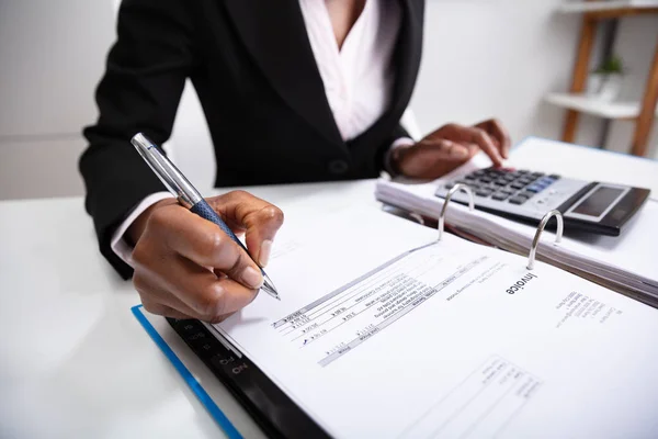 Photo Businesswoman Hand Calculating Bill Office — Stock Photo, Image