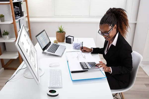 Jovem Empresária Feliz Calculando Fatura Tela Computador Perto Laptop — Fotografia de Stock