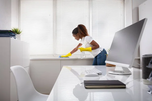 Junge Frau Putzt Fensterbank Mit Serviette Und Sprühflasche Büro — Stockfoto