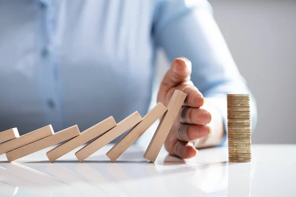 Human Finger Stoppa Dominos Från Att Falla Med Staplade Mynt — Stockfoto