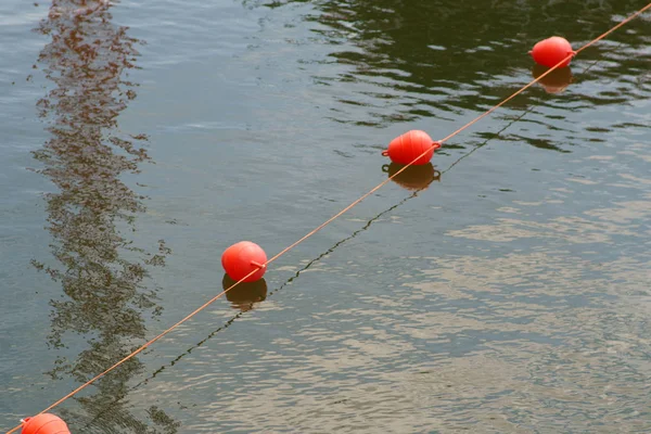 Ein Gespanntes Seil Mit Gegenüberliegenden Schwimmbojen Soll Den Verkehr Binnenhafen — Stockfoto